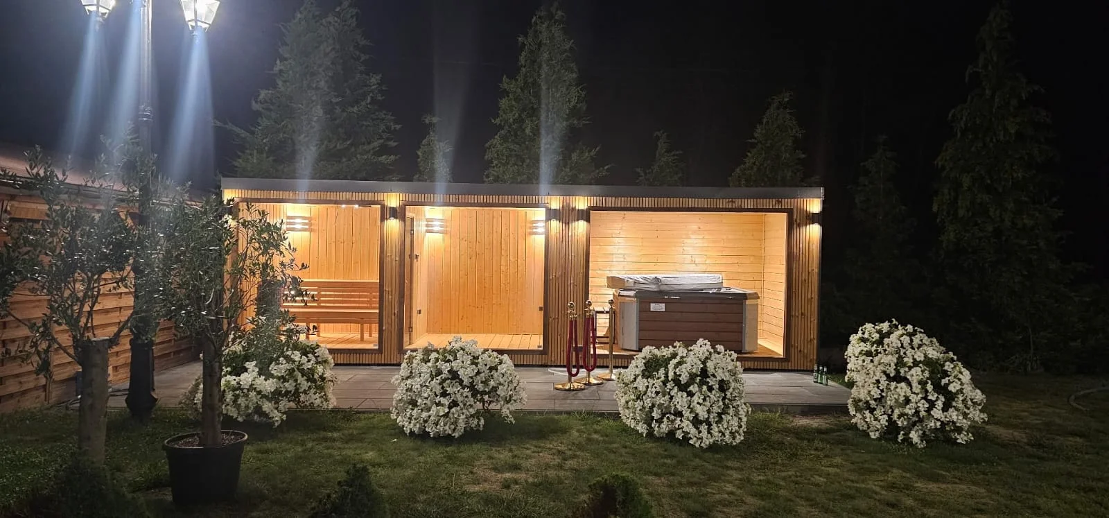 Sauna, przedsionek i strefa na jacuzzi w jednym module – kompleksowa realizacja na wymiar.